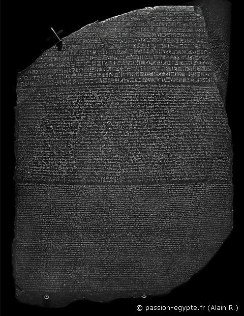 Photo de la Pierre de Rosette prise dans la cour du Musée de Figeac.